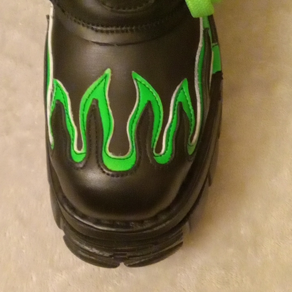 SOLD OUT EVERYWHERE! Black 🖤 and Green Combat Boots SIZE:9 COLOR: Black/ Green - Picture 5 of 8